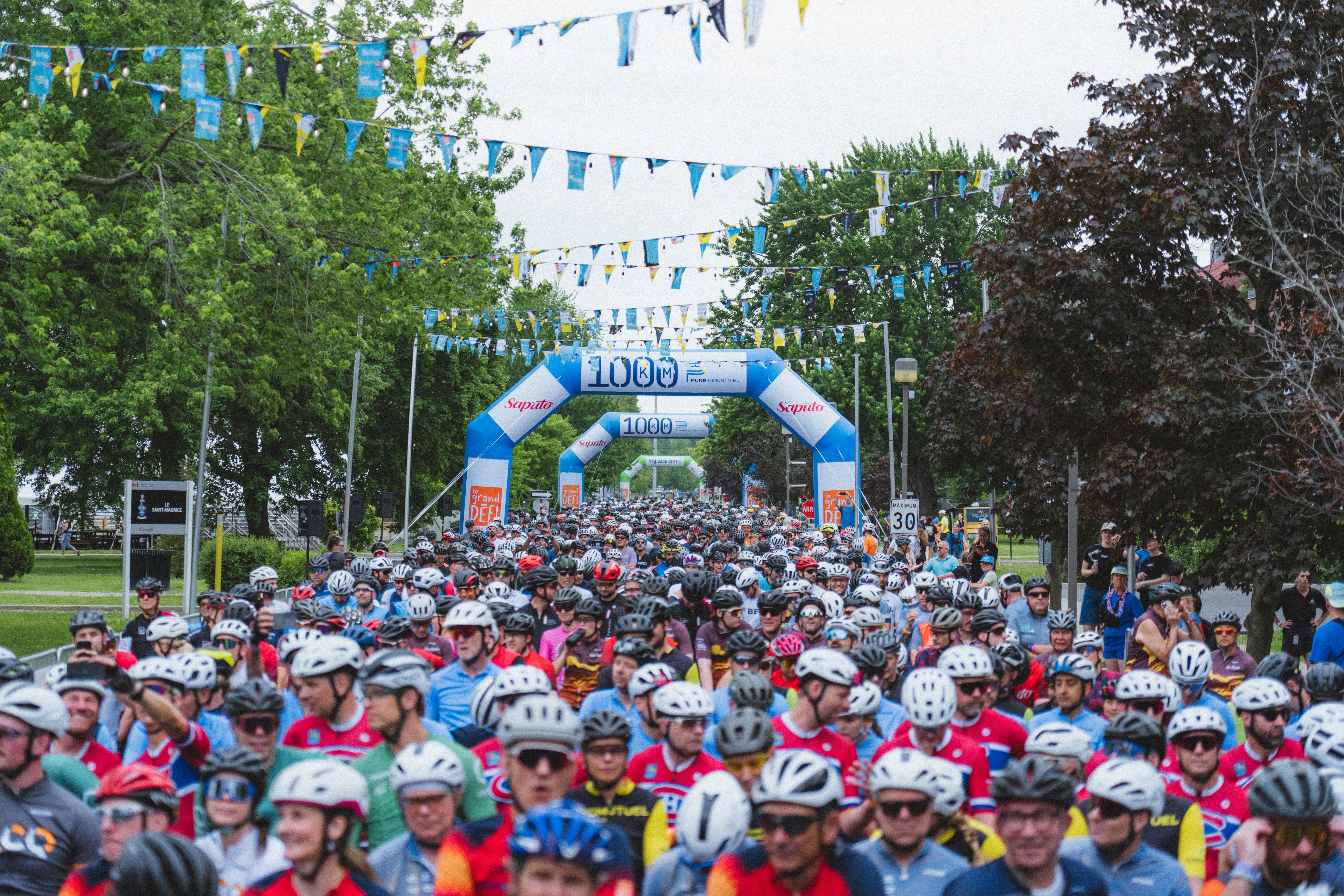 Mais de 1100 ciclistas realizaram o golpe de envio para o Grande Défi Pierre Lavoie, em Montérégie, em 11 de junho de 2026.