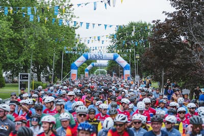 Mais de 1100 ciclistas realizaram o golpe de envio para o Grande Défi Pierre Lavoie, em Montérégie, em 11 de junho de 2026.