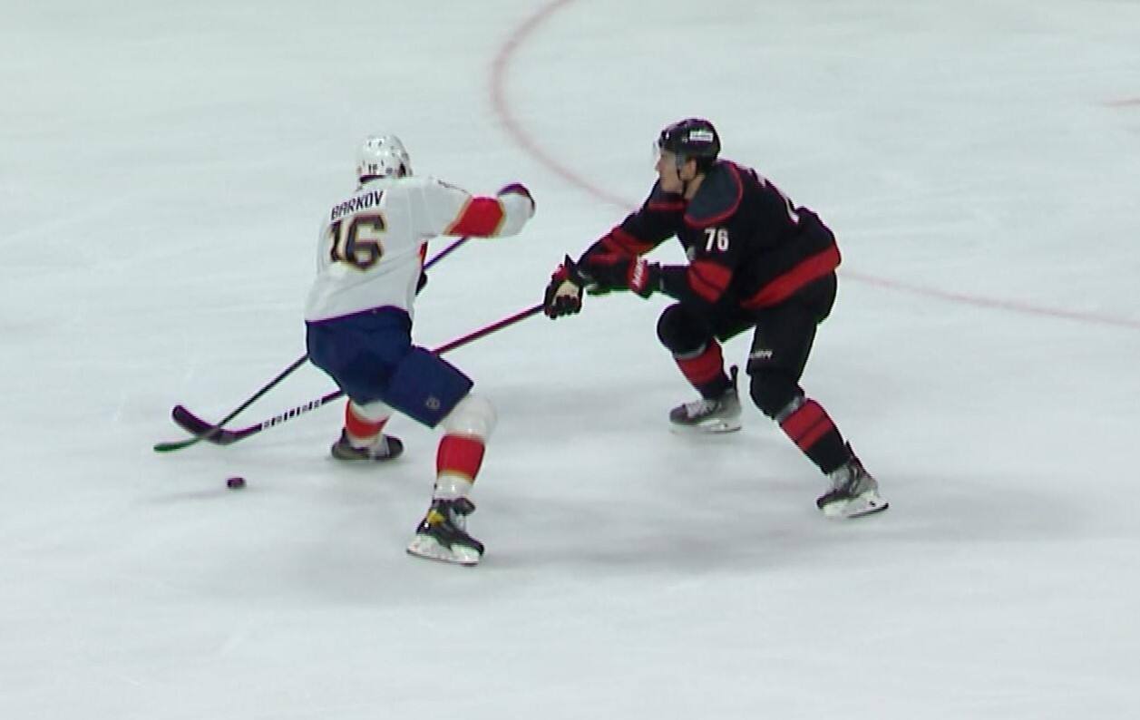 À VOIR | Une feinte magistrale de Barkov