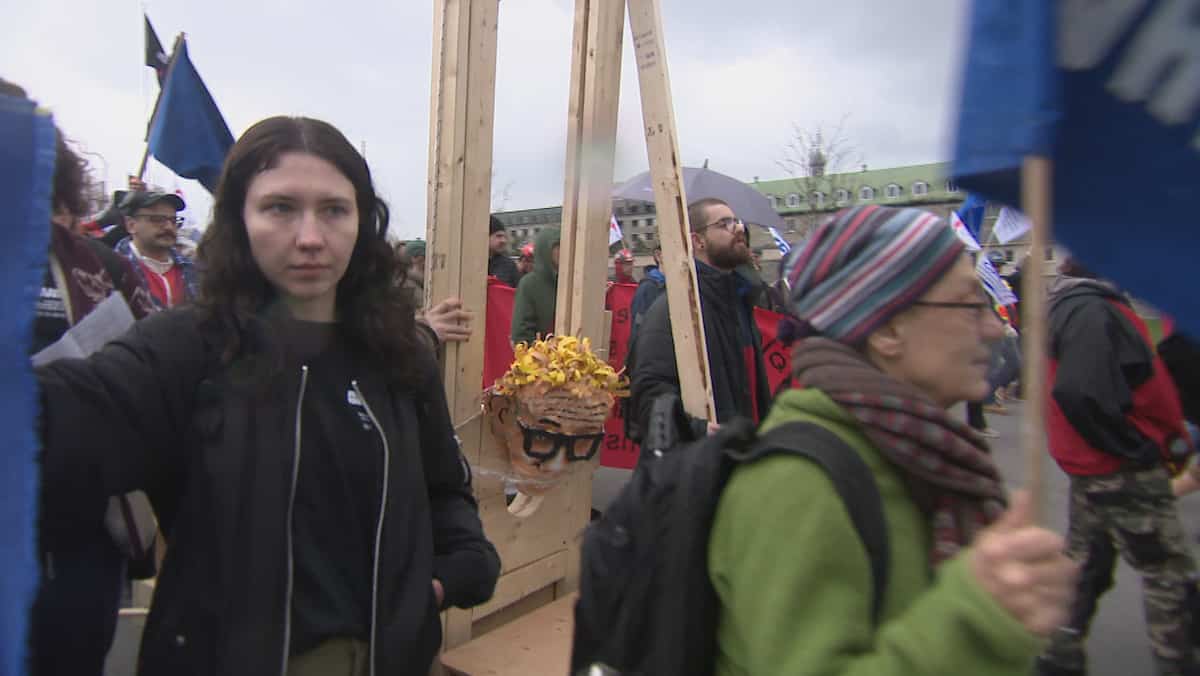 «D’une violence inouïe»: une simulation d’exécution à la guillotine visant Jean Boulet fait réagir