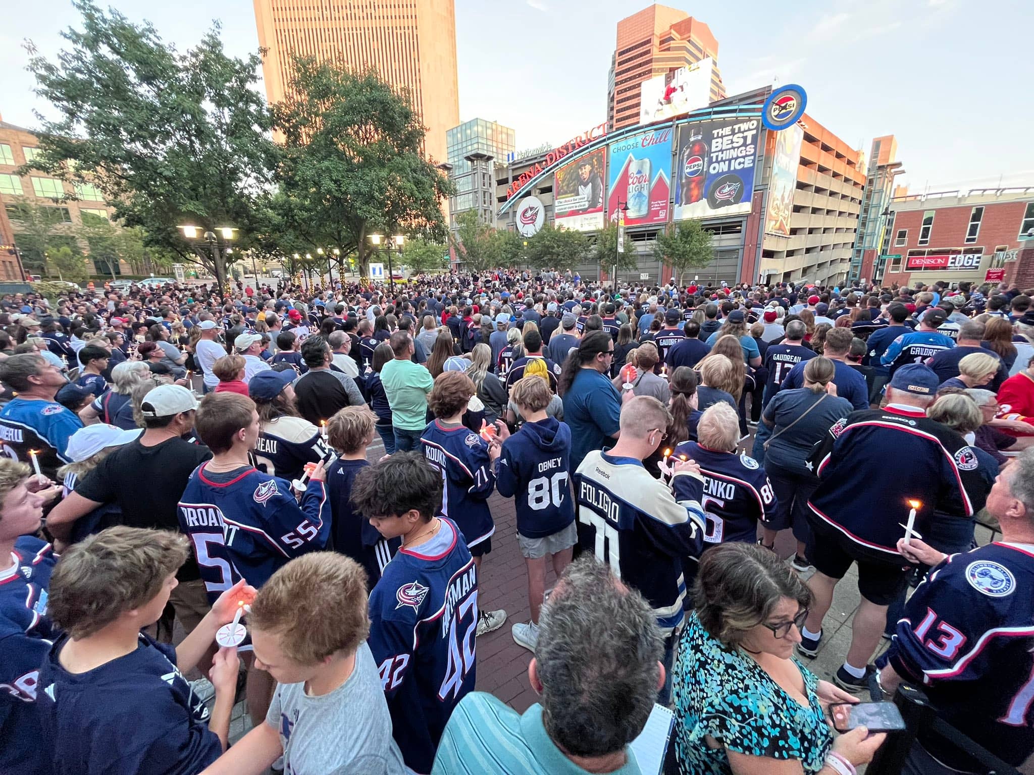 Des centaines de personnes rendent hommage aux fr&egrave;res Gaudreau &agrave; Columbus