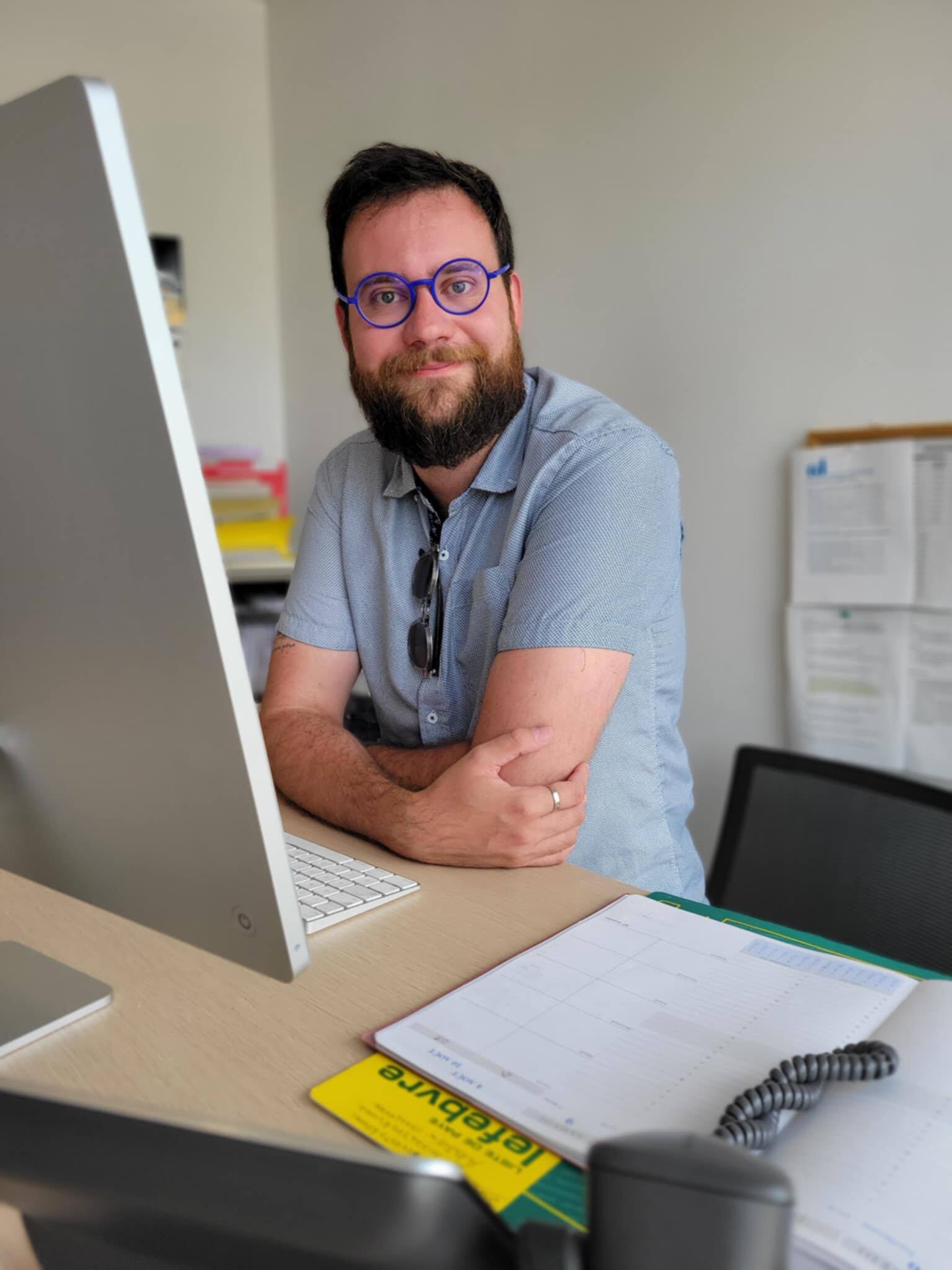 Gabriel Pelletier, coordinador del Comité de Desempleo de Montreal (CCM), ve su oficina de personas en sus cincuenta años que no esperaban perder sus trabajos y que están tomados con una hipoteca a pagar.