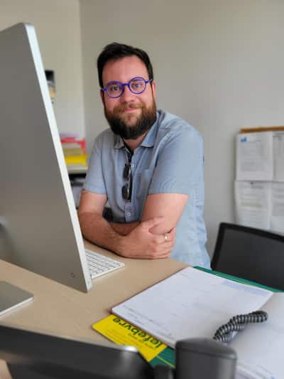 Gabriel Pelletier, coordinador del Comité de Desempleo de Montreal (CCM), ve su oficina de personas en sus cincuenta años que no esperaban perder sus trabajos y que están tomados con una hipoteca a pagar.