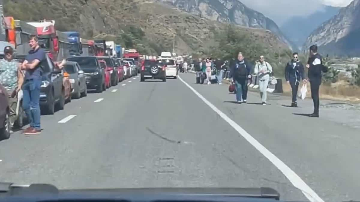 Mobilization in Russia: Count 2,300 vehicles at a border point in Georgia