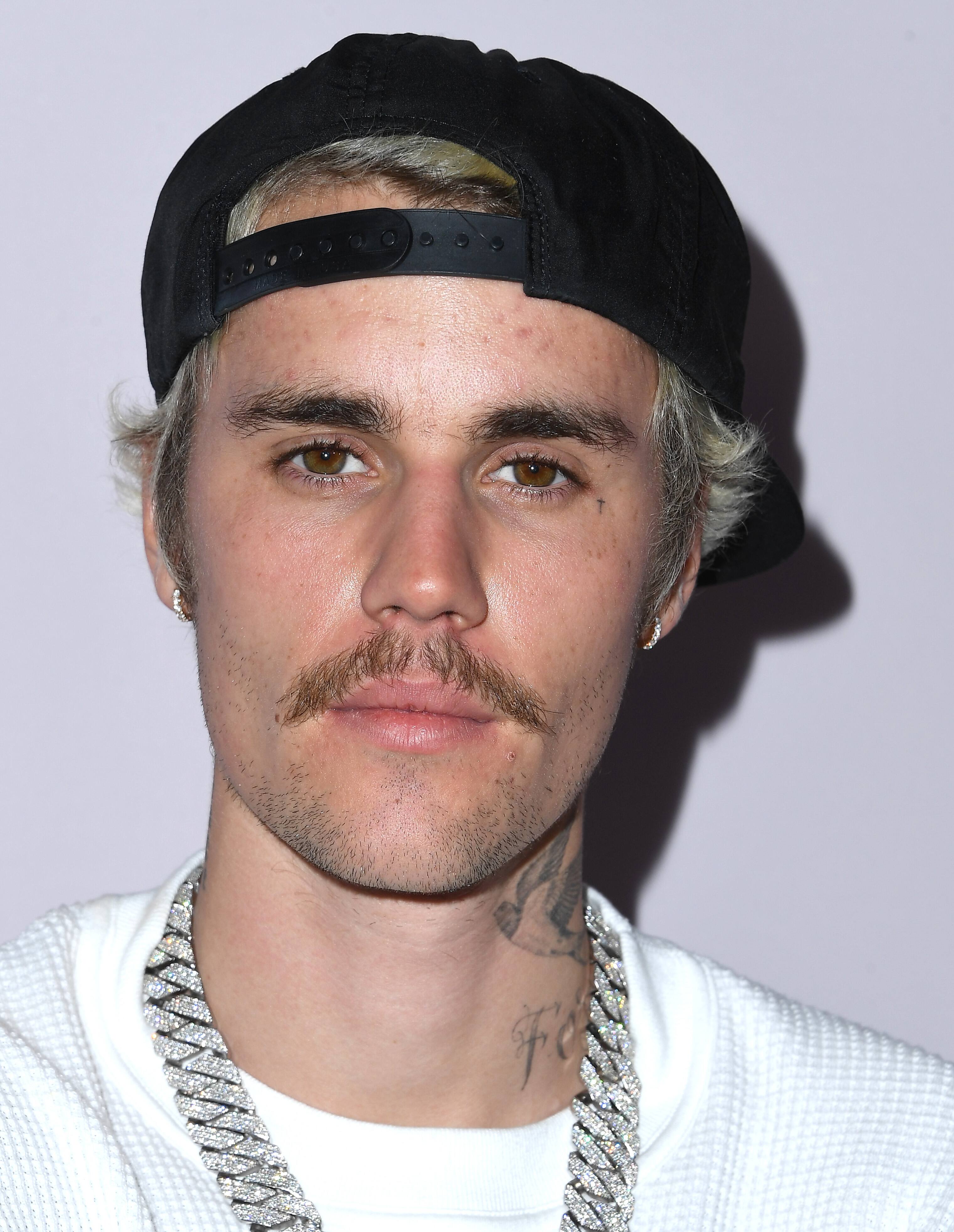 Justin Bieber nie les accusations de viol