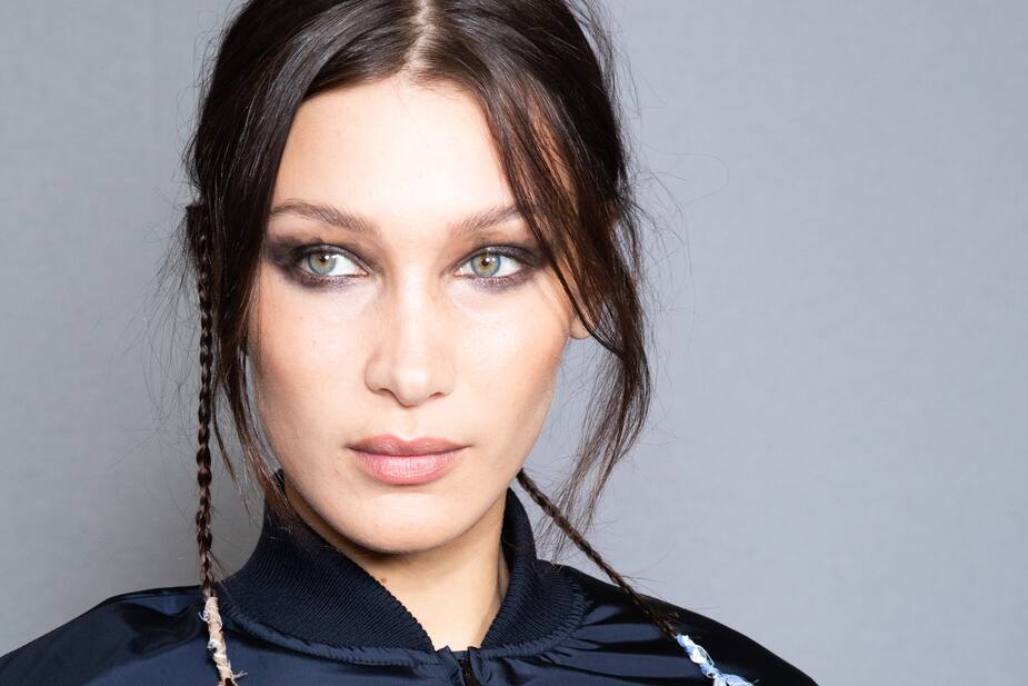 Image principale de l'article Bella Hadid est gênée d’avoir porté une robe osée