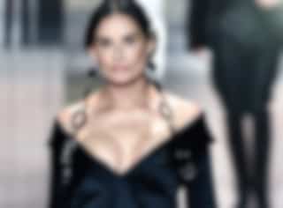 Demi Moore créé la surprise dans un défilé