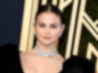 Elle chute sur le tapis rouge des SAG Awards