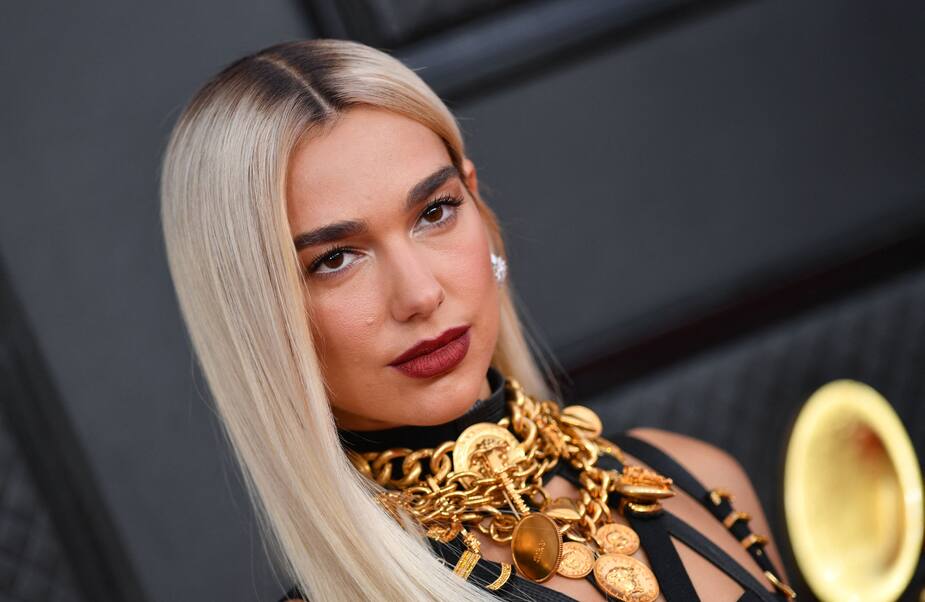 Image principale de l'article Le look dominatrice de Dua Lipa vole la vedette