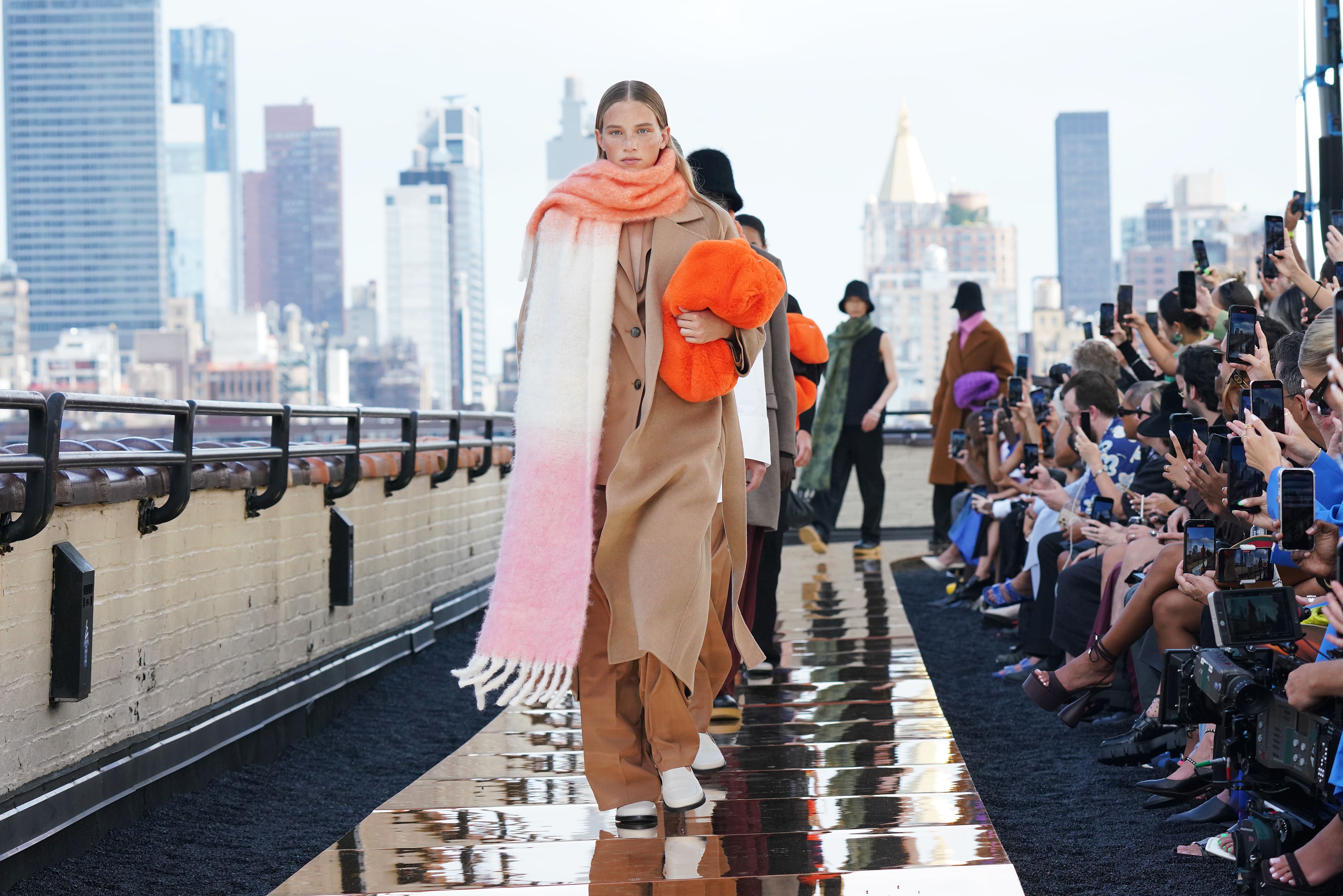 Stars et looks colorés volent la vedette chez COS