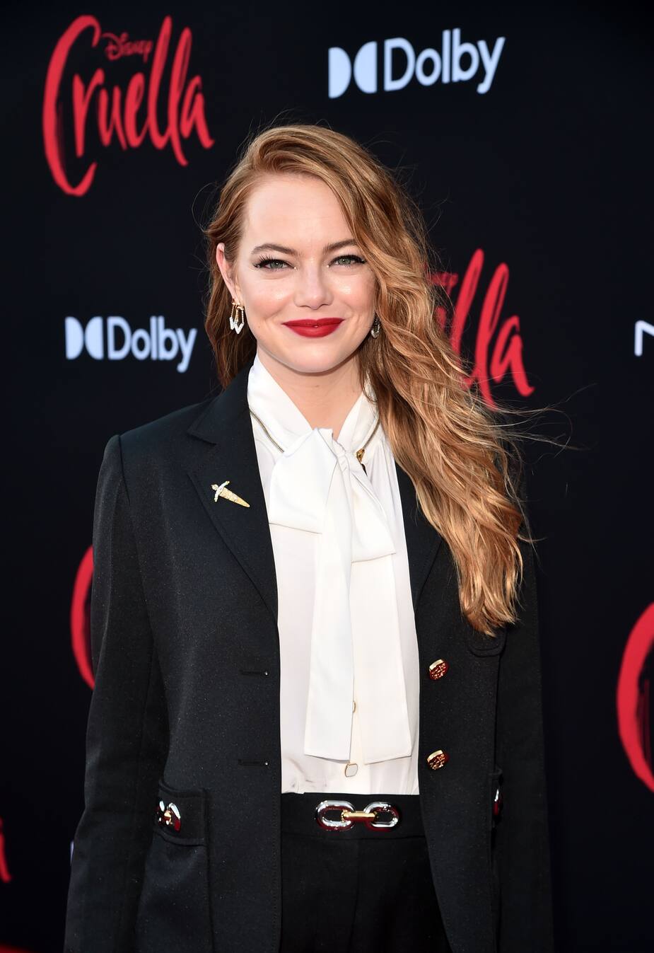 Emma Stone, métamorphosée, n’est plus rousse et a les cheveux courts ...