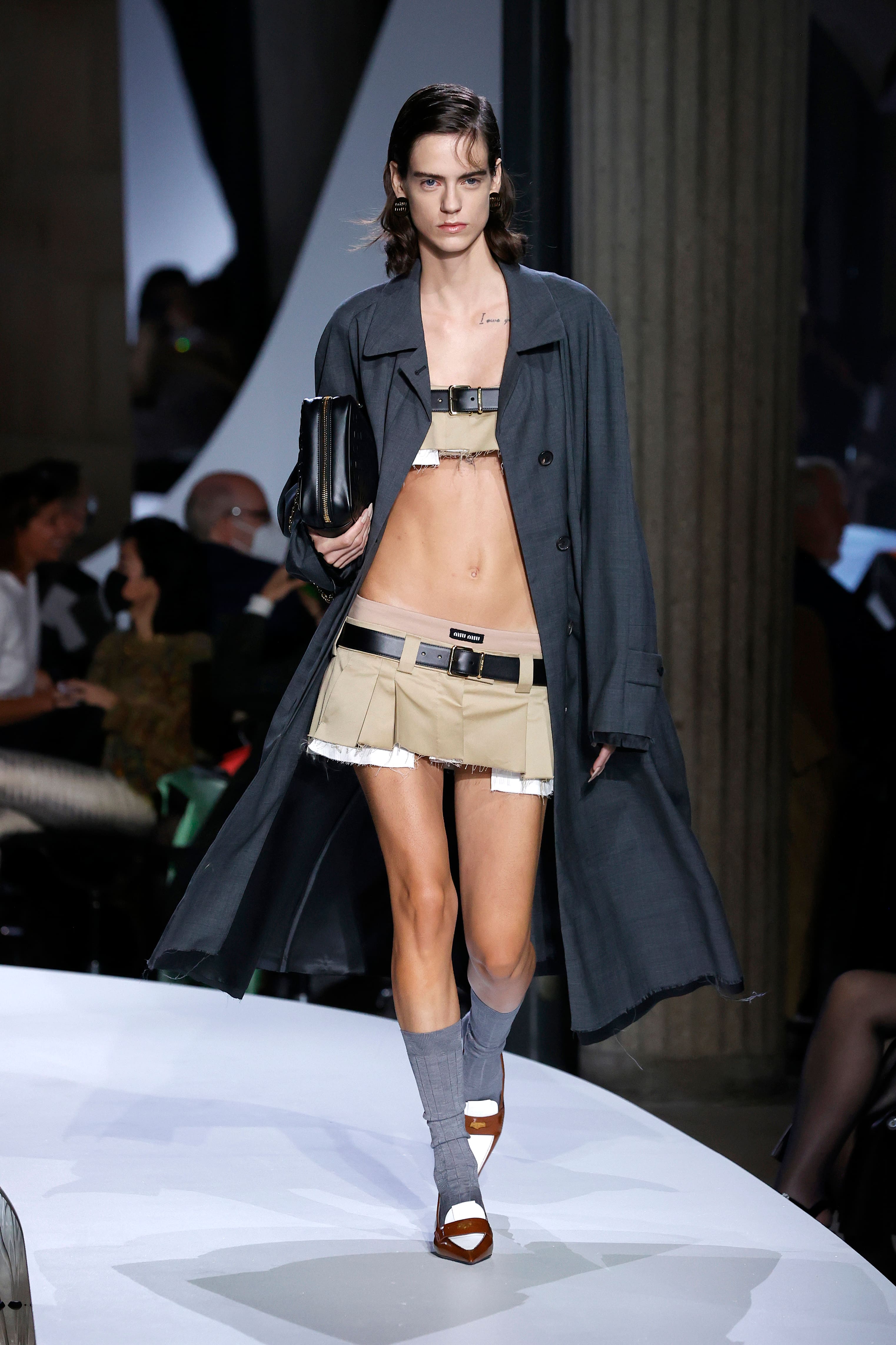 La mini jupe taille basse est de retour 