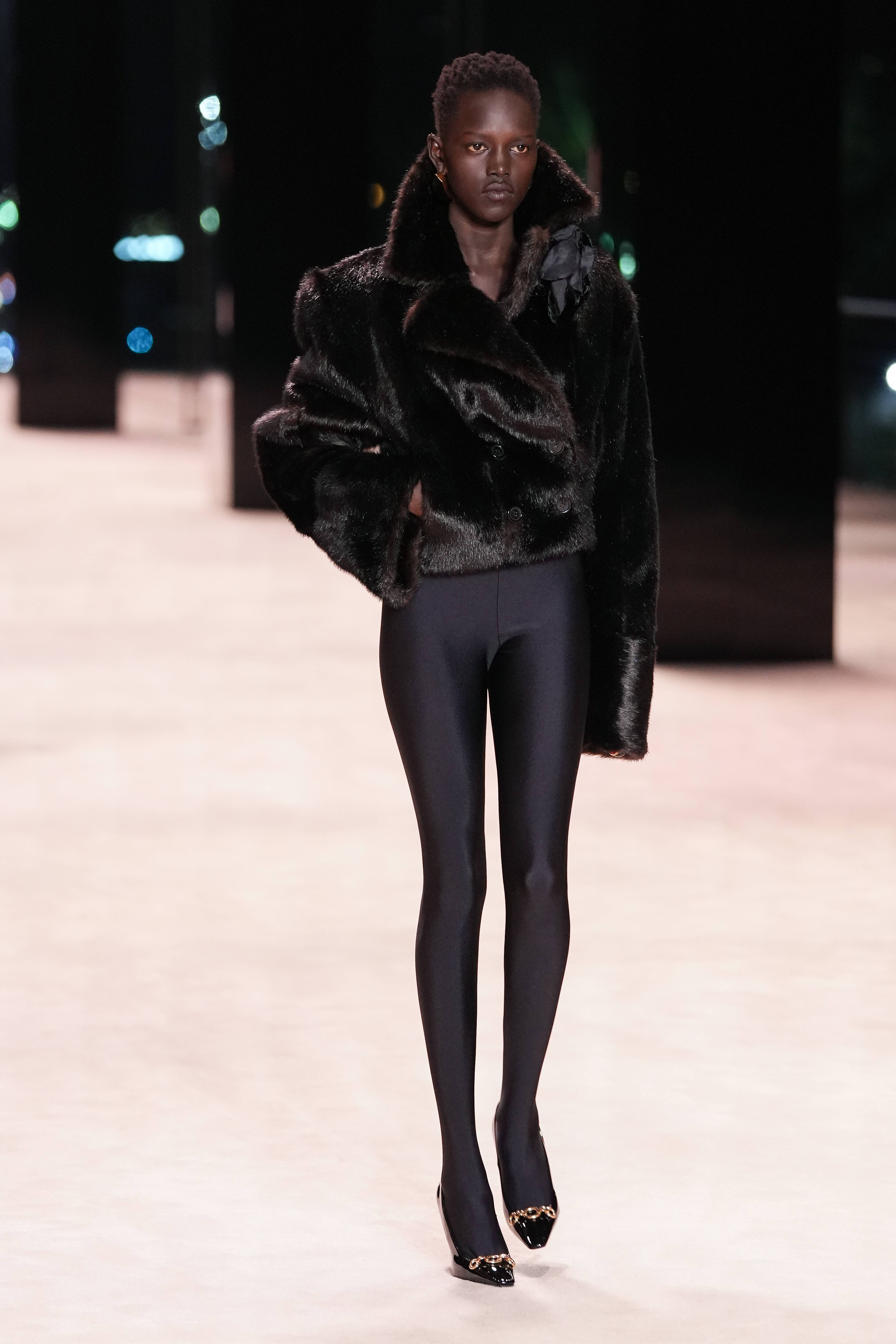 Ce pantalon controversé revient en force en 2024 | Clin d'œil