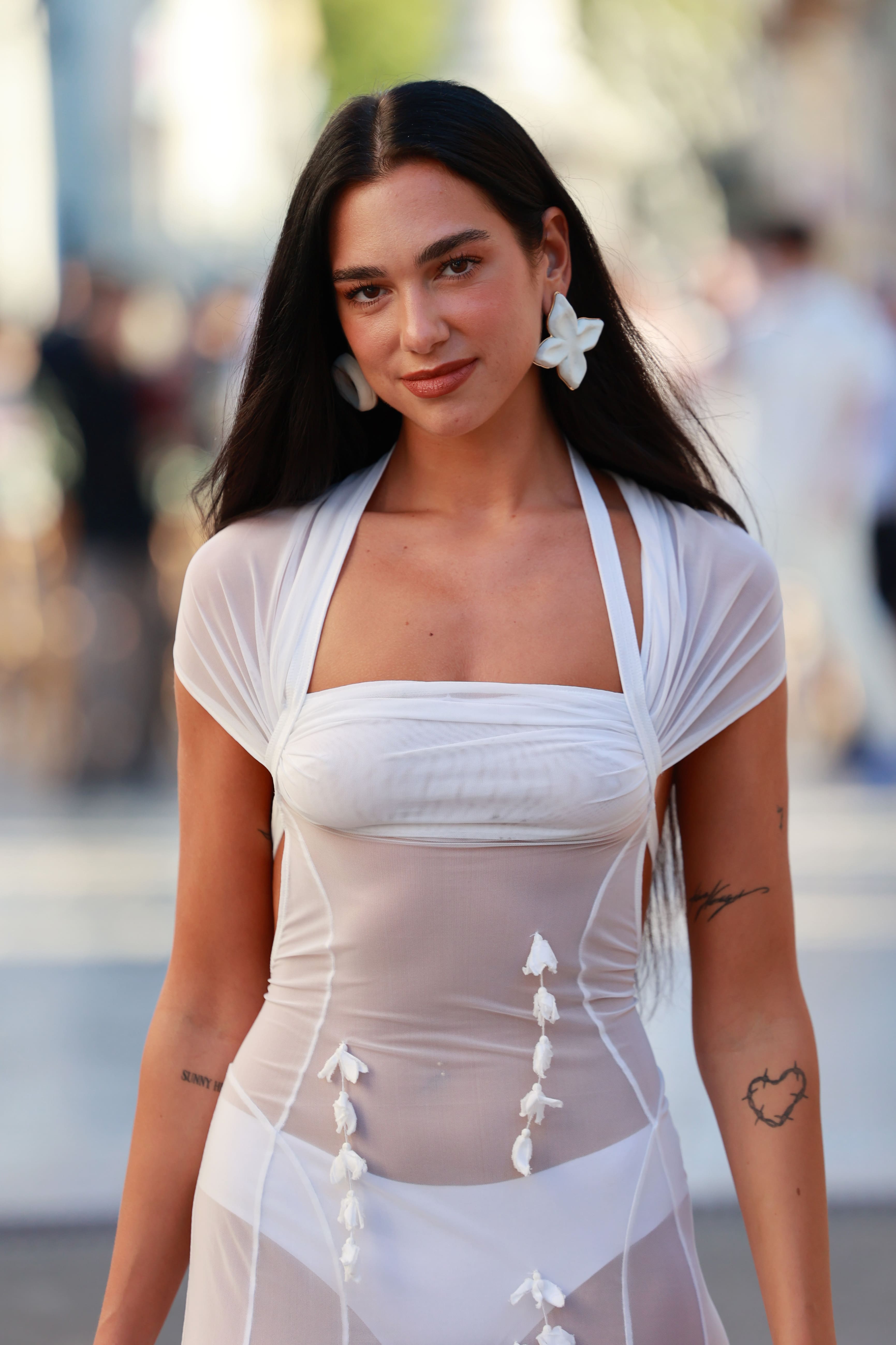 Dua Lipa commet des «faux pas» mode à un mariage