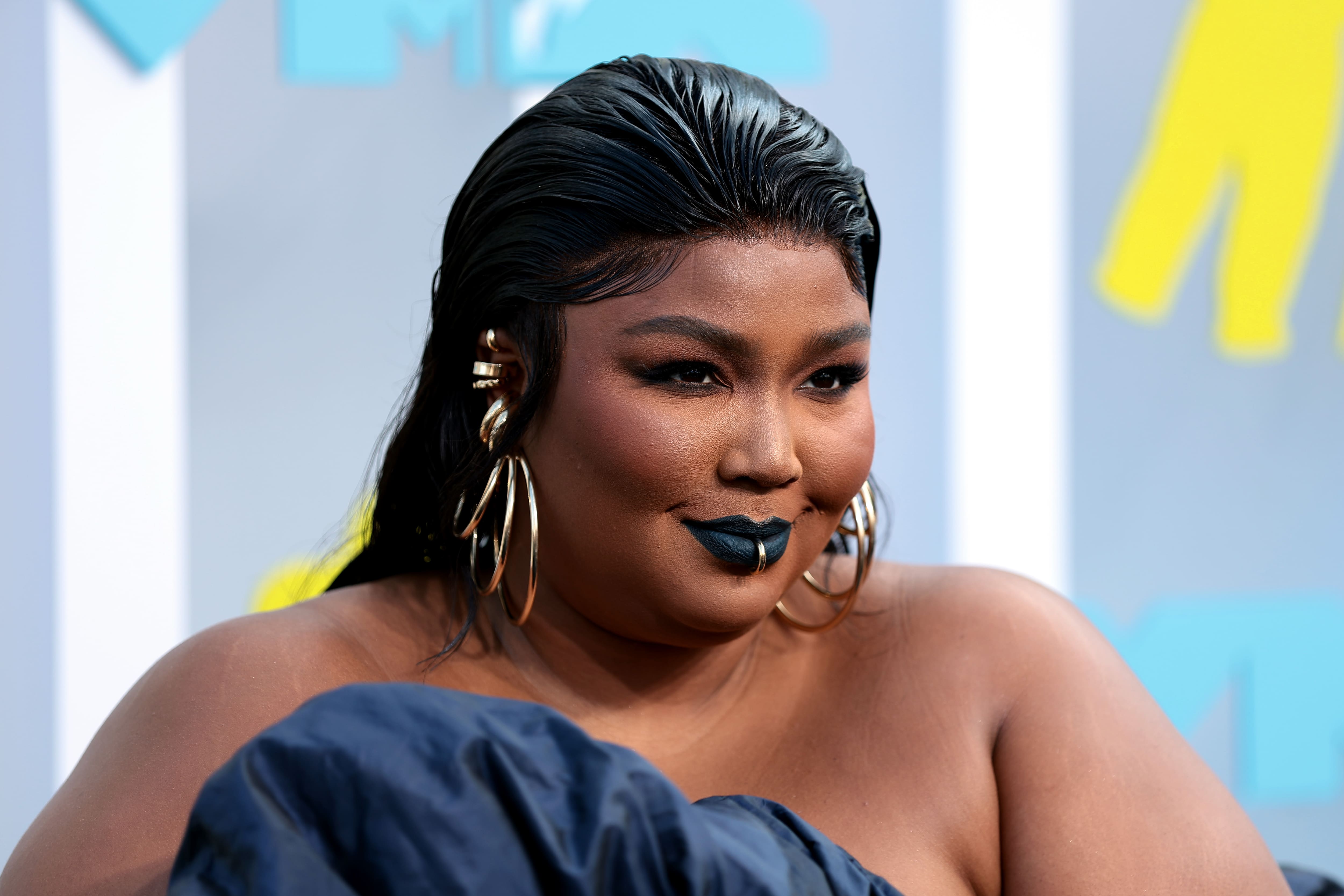 La gigantesque robe de Lizzo vole la vedette 