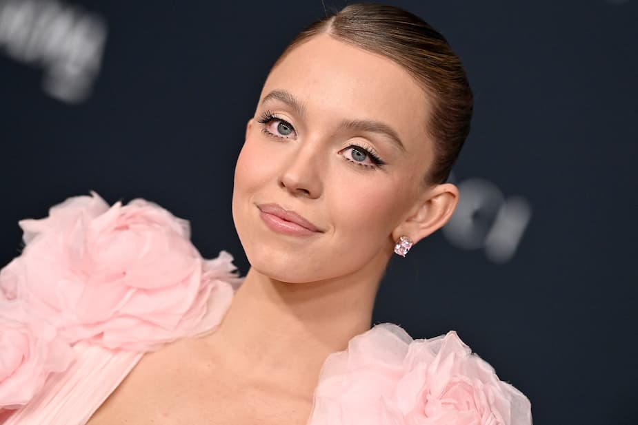 Image principale de l'article La brassière chromée de Sydney Sweeney surpend