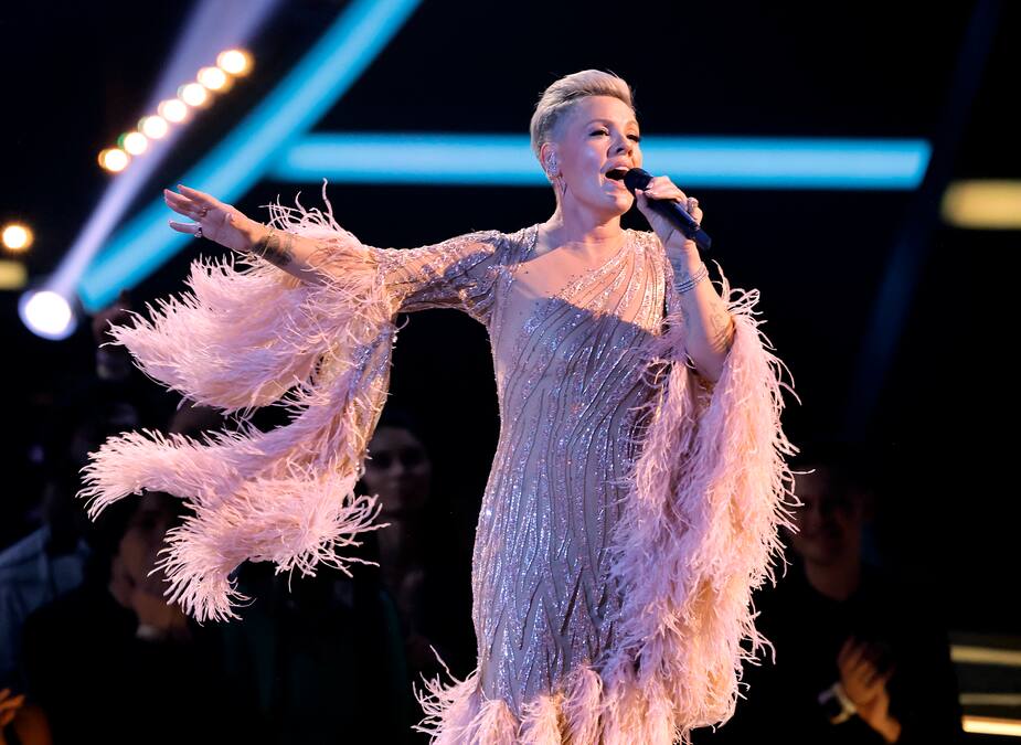 Image principale de l'article Pink rend un touchant hommage à Olivia Newton-John