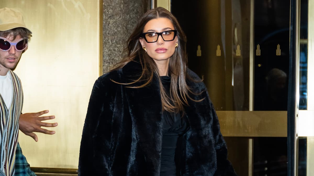 Vous devez voir la micro robe d'Hailey Bieber | Clin d'œil