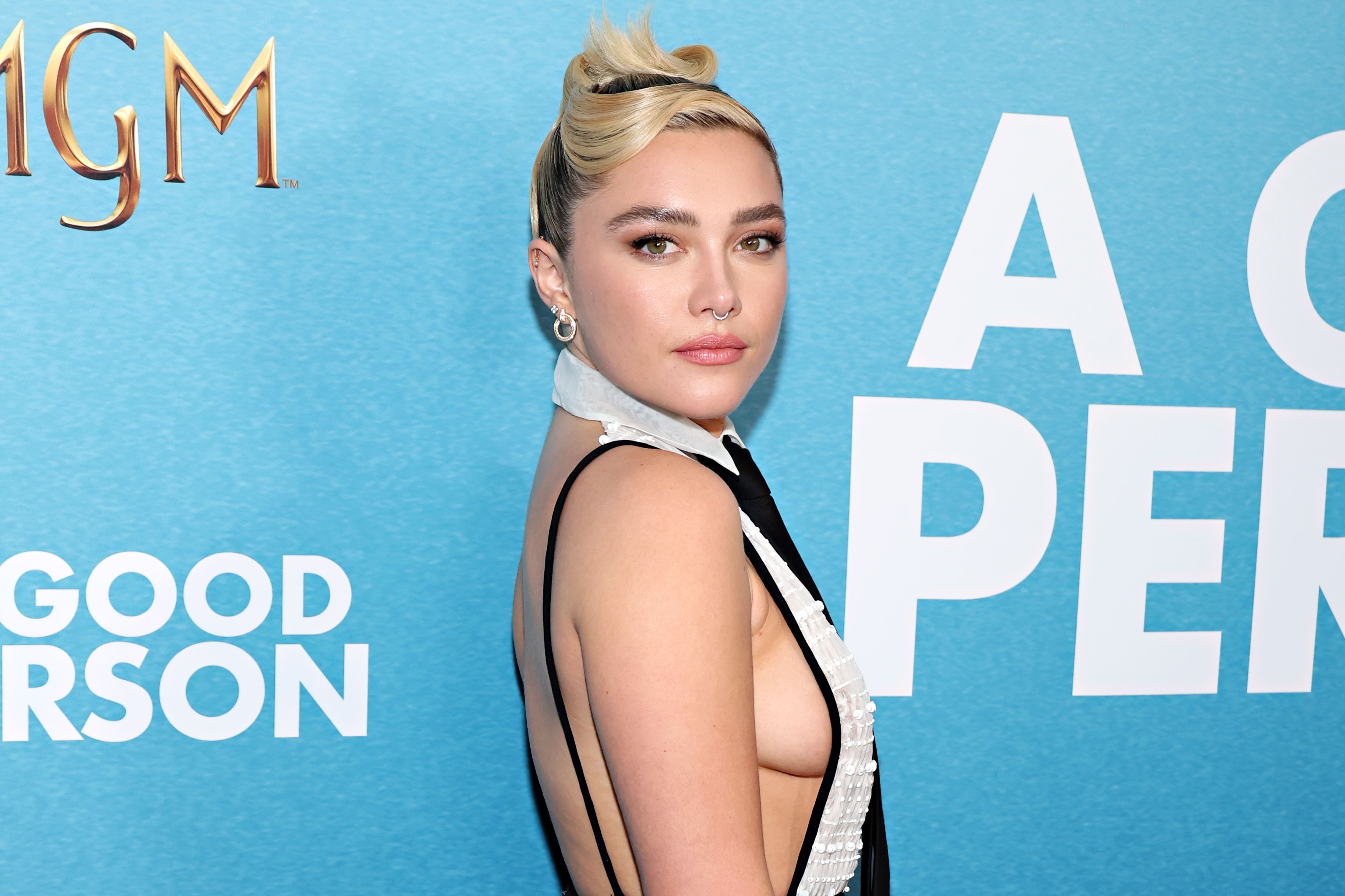 Florence Pugh combine poitrine et cravate