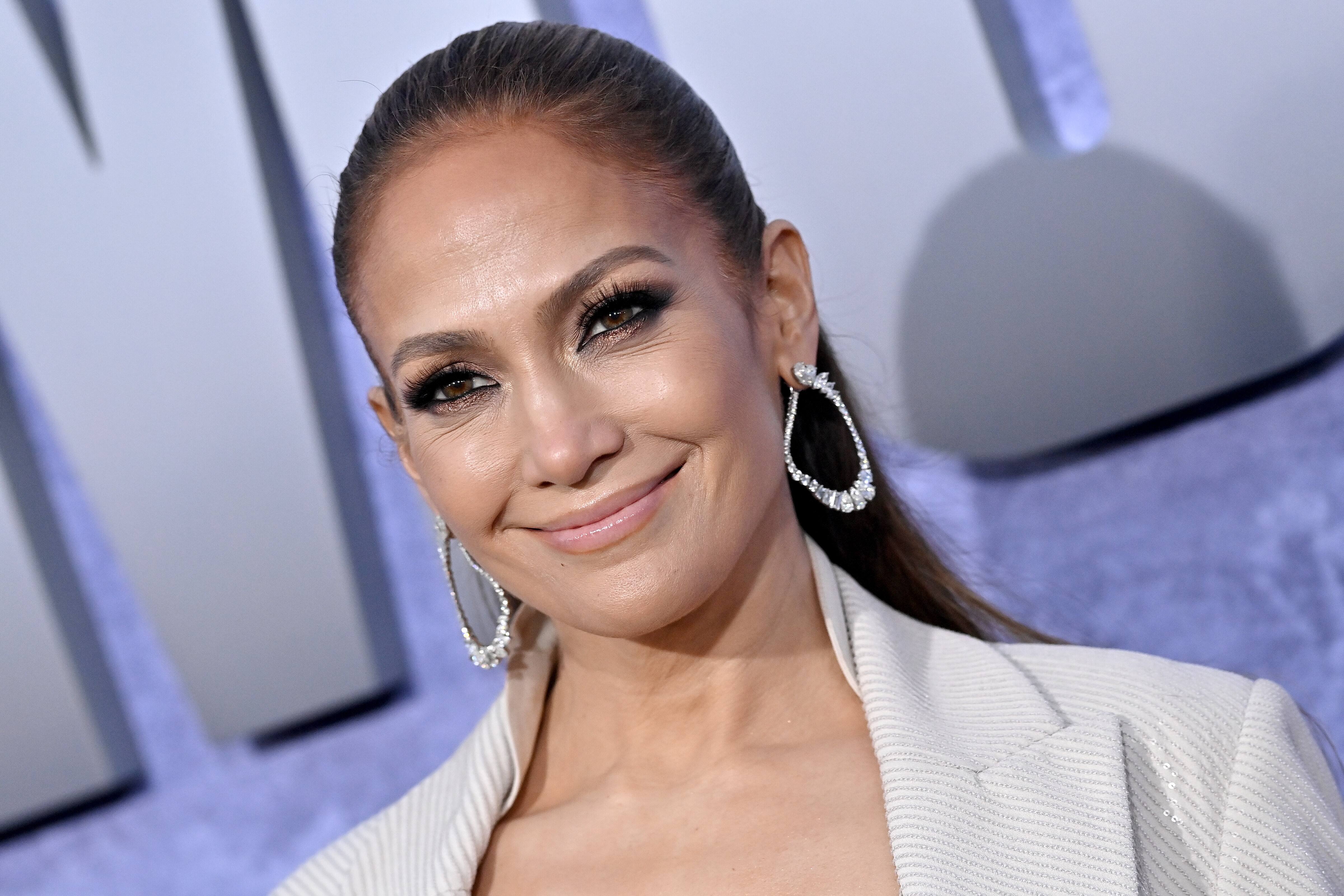 J.Lo dévoile ses abdos sur le tapis rouge