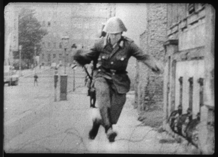 Conrad Schumann a été le premier soldat est-allemand à passer à l'Ouest, et le hasard a voulu qu'un journaliste ouest-allemand a pu photographier la scène.