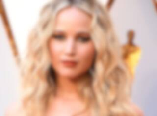 Jennifer Lawrence défend la controverse sandale