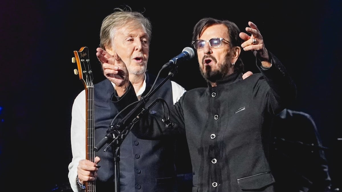 EN IMAGES | Réunion surprise de Ringo Starr et Paul McCartney sur scène