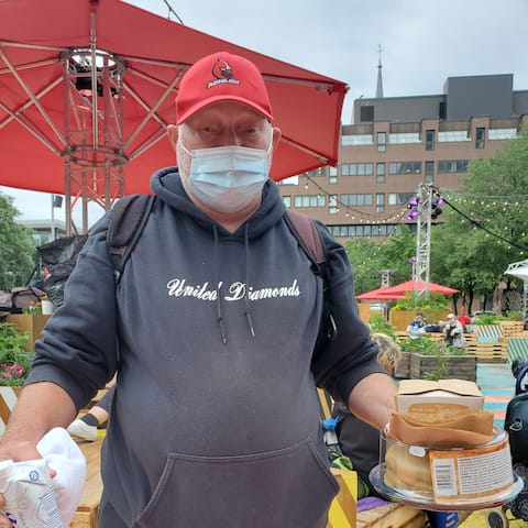 CH in the final: A Joke Challenge feeds 3,200 homeless people