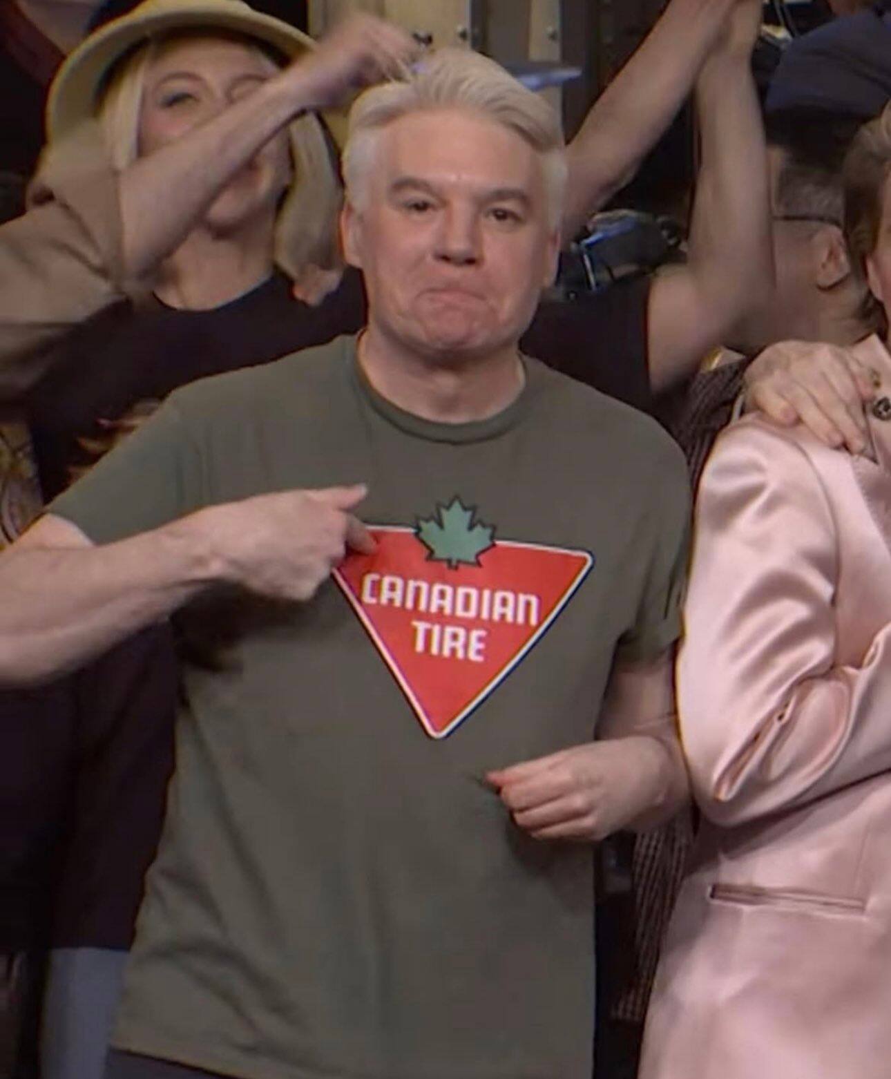 Mike Myers arbore un tshirt de Canadian Tire à «Saturday