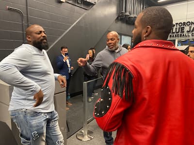 24 অক্টোবর, 2025-এ টরন্টোতে লস অ্যাঞ্জেলেস ডজার্সের বিরুদ্ধে সিরিজের ওপেনারের সময় ভ্লাদিমির গুয়েরো, এমনকি ফিলিস, ব্লু জেস সেলিব্রিটির সাথেও।