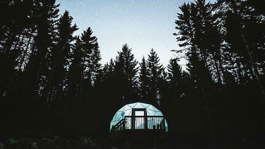 Image principale de l'article Dormir sous un dôme à la belle étoile