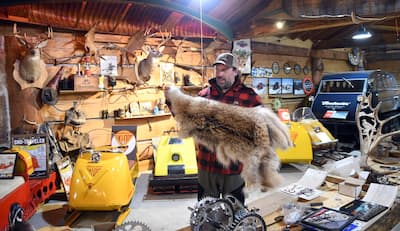 Depois de um randonnée en autoneige, no interior do museu de la pourvoirie, criado por Michel Béland, você descobriu nombreuses facettes da história de Quebec com les hommes des bois, les trappeurs, sans oblier les véhicules motorisés qu'il a restaurés.