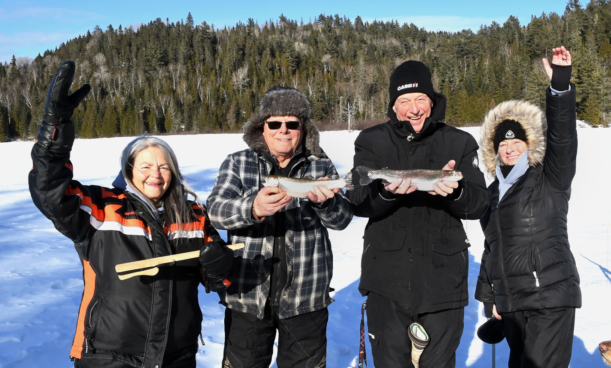 Um grupo de pescadores heureux de seus preços.