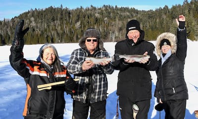Um grupo de pescadores heureux de seus preços.