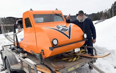 Michel Béland foi inteiramente construído este autoneige batizado Snow Fly, que é adicionado à sua coleção imponente para este tipo de veículos inventados por Joseph-Armand Bombardier.