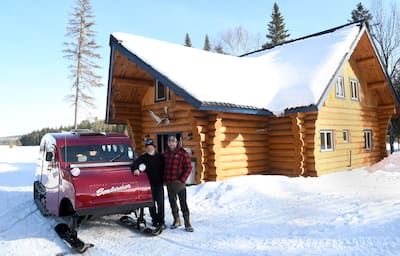 Patrick Fortier (à gauche), condutor da autonomia e que faz o visitante da audiência, posa aqui em companhia de propriedade, Max Béland.