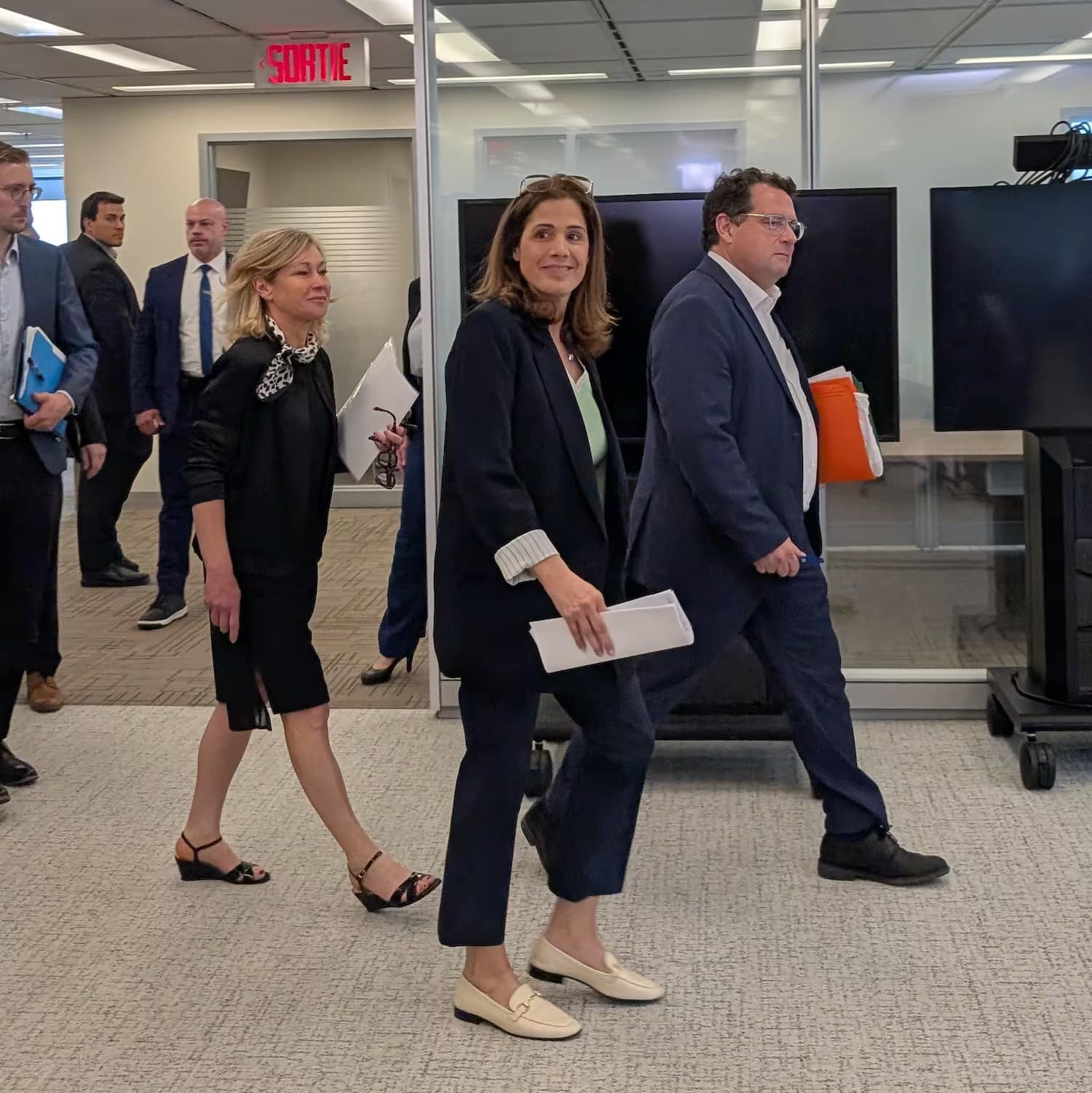 La ministre de l'Environnement, Pascale Déry, la PDG d'Hydro-Québec, Claudine Bouchard, et le ministre de l'Économie, Bernard Drainville, lors de l'annonce faite à Montréal, le 20 mai 2026.