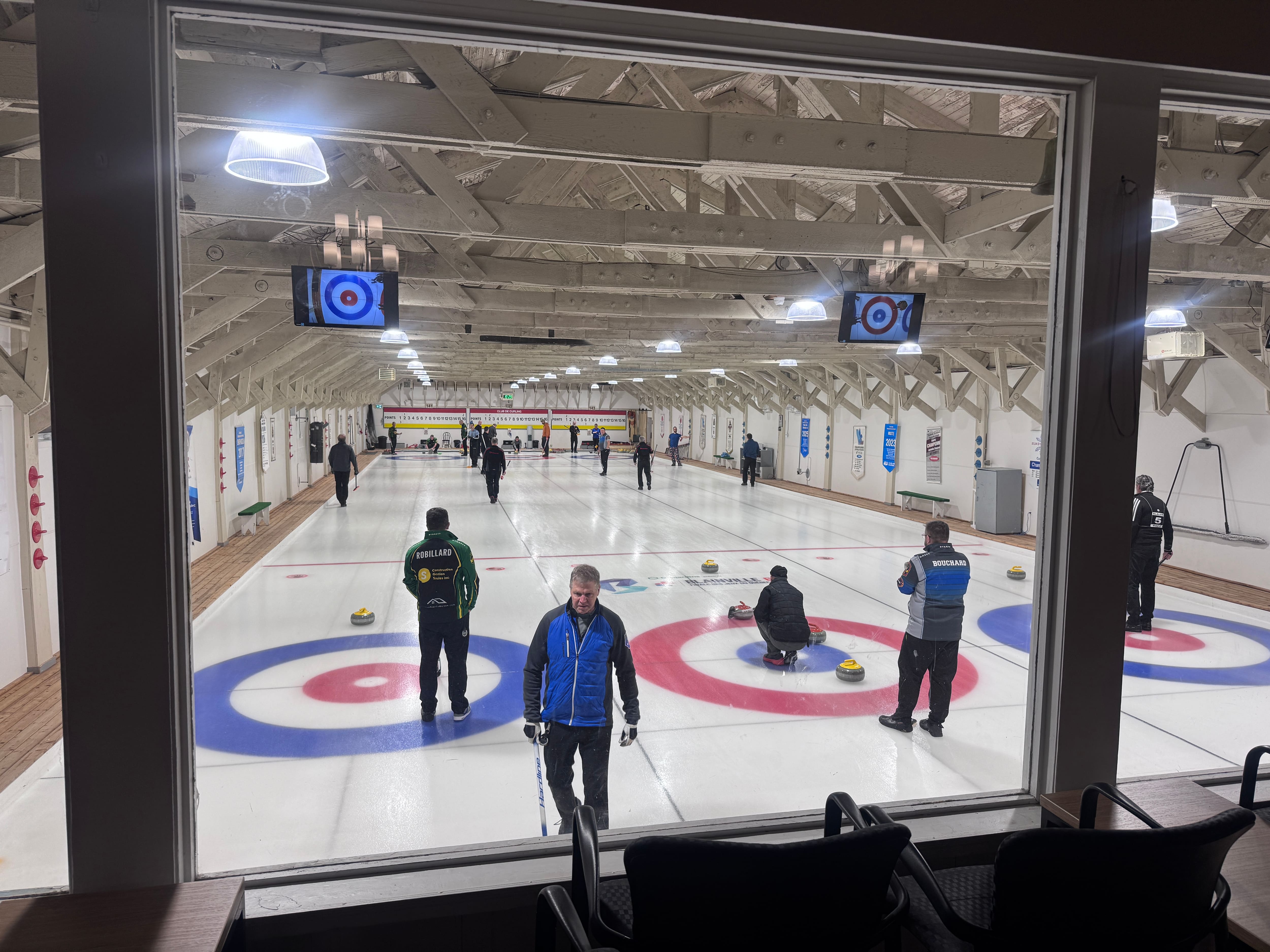 A liga de curling du lundi soir no Centro de curling de Rosemère.