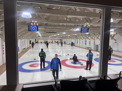 A liga de curling du lundi soir no Centro de curling de Rosemère.