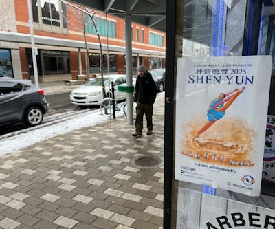 Publicité pour le spectacle controversé de Shen Yun, vue sur la rue Saint-Hubert à Montréal.