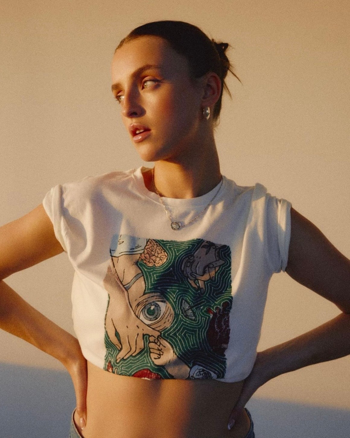 Alicia Moffet est éblouissante en microbikini néon