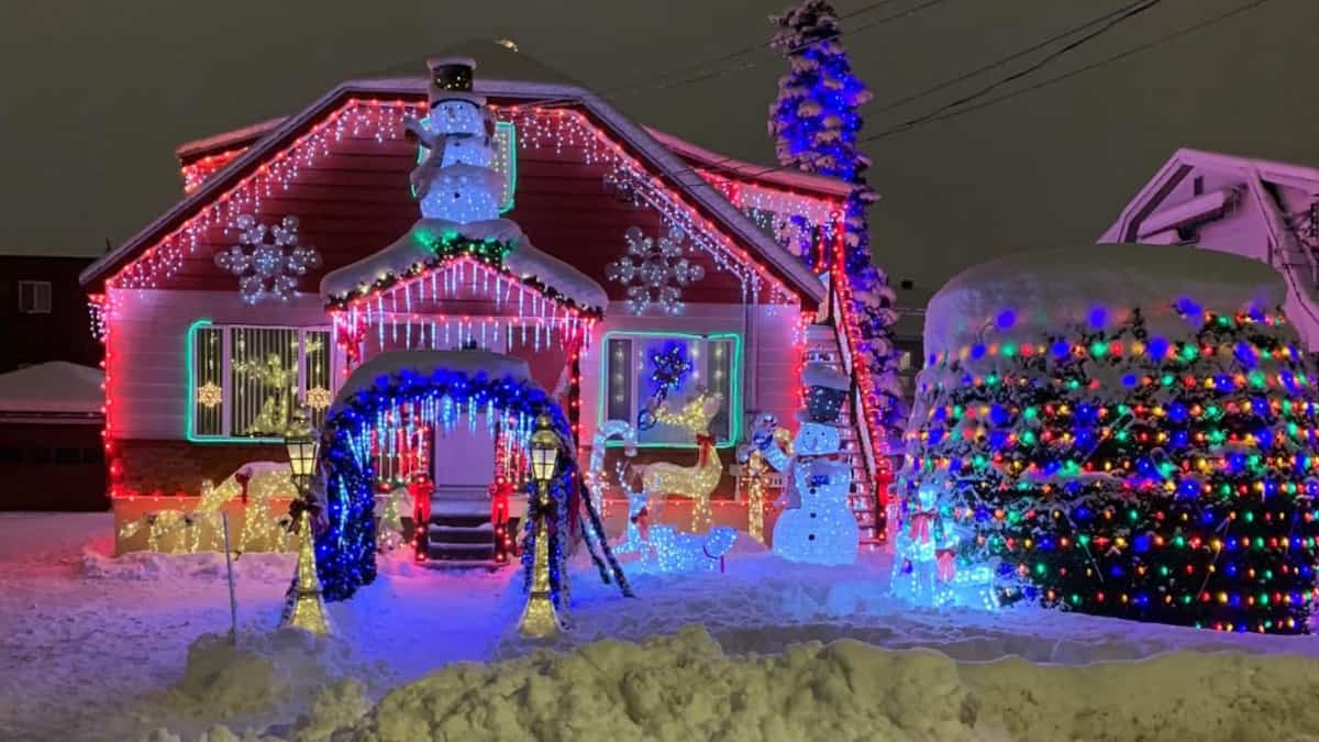 EN IMAGES | Des milliers de lumières de Noël: des résidences en mettent plein la vue aux passants partout au Québec