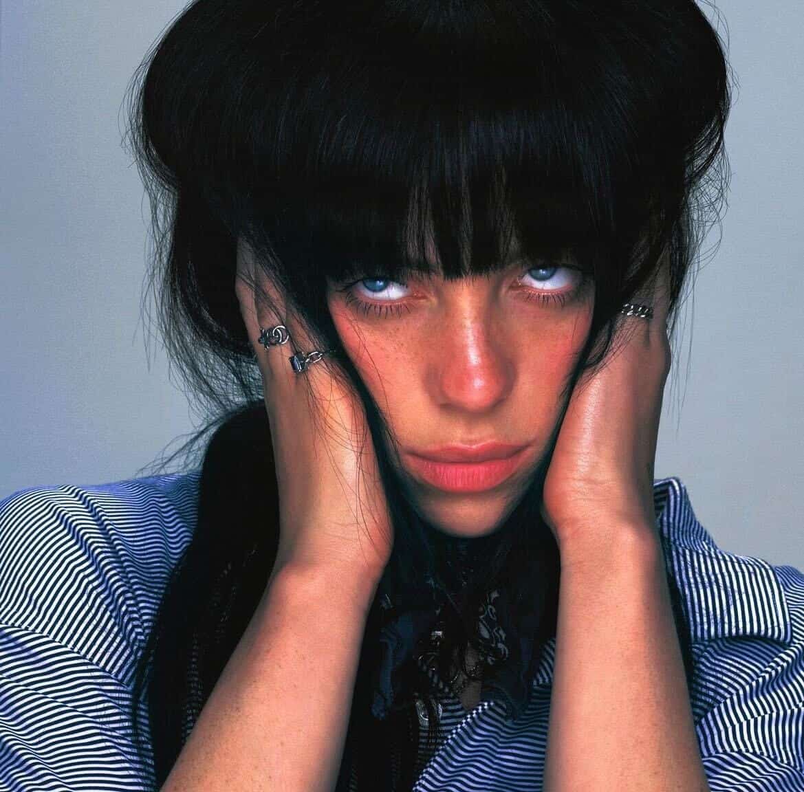 Billie Eilish dévoile sa nouvelle chevelure de feu sur scène à Osheaga