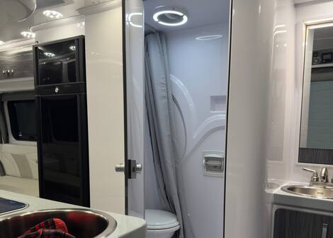 L'intérieur est fabriqué avec huit grosses pièces de fibre de verre. Le plancher en est une, comme la douche ou le bloc cuisine.