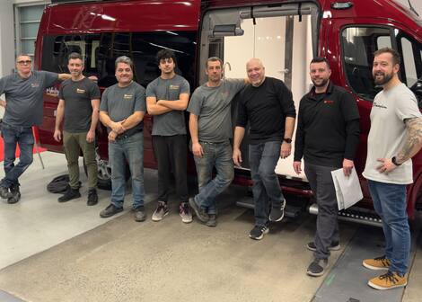 L'équipe du Groupe Prestige, dans la nuit de lundi à mardi, a fini de monter le kiosque à 4h du matin.