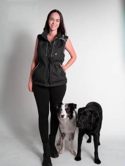 Gabrielle Scriraire y sus dos actores de perros, Scott y Mack.