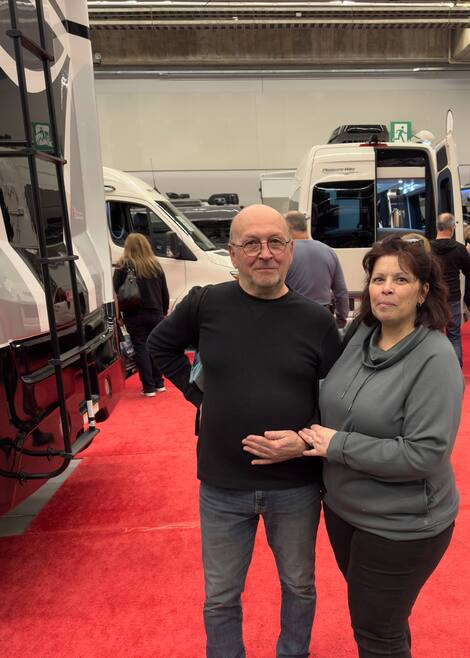 Bertrand et Manon Roof ont visité le Salon du VR, jeudi matin. Le couple de Pointe-aux-Trembles souhaite passer à un véhicule de classe B sous peu.