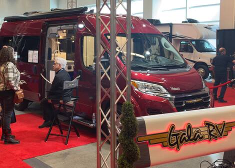 Le FB21 sort de l'usine de Gala RV à Terrebonne et se détaille 185 000 $. Conçu pour plaire aux 50 ans et plus, il rappelle un voilier ou un gigantesque RV de 45 pieds.