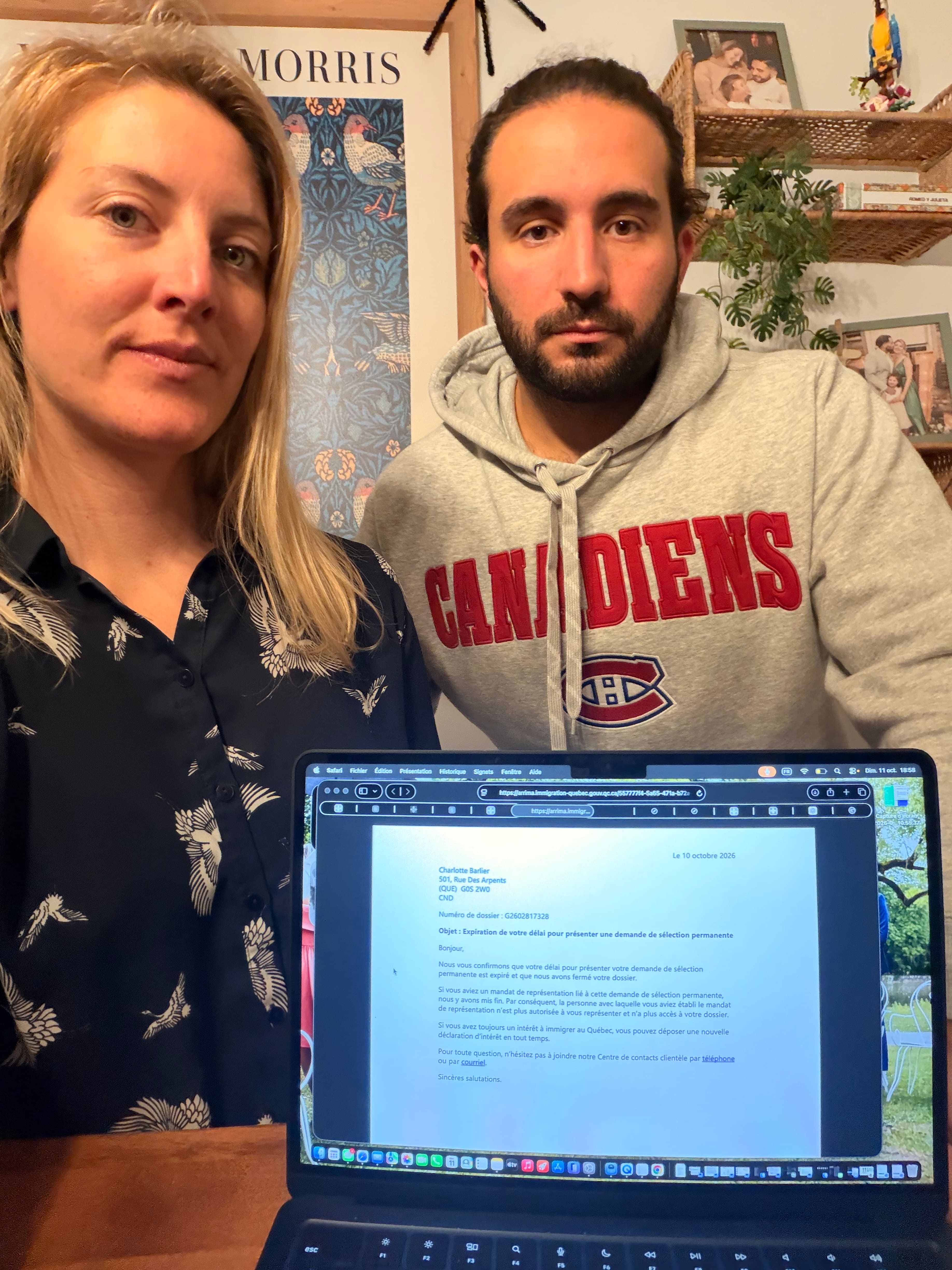«On s'est mis à pleurer»: le gouvernement ferme plus de 700 demandes d'immigration par erreur