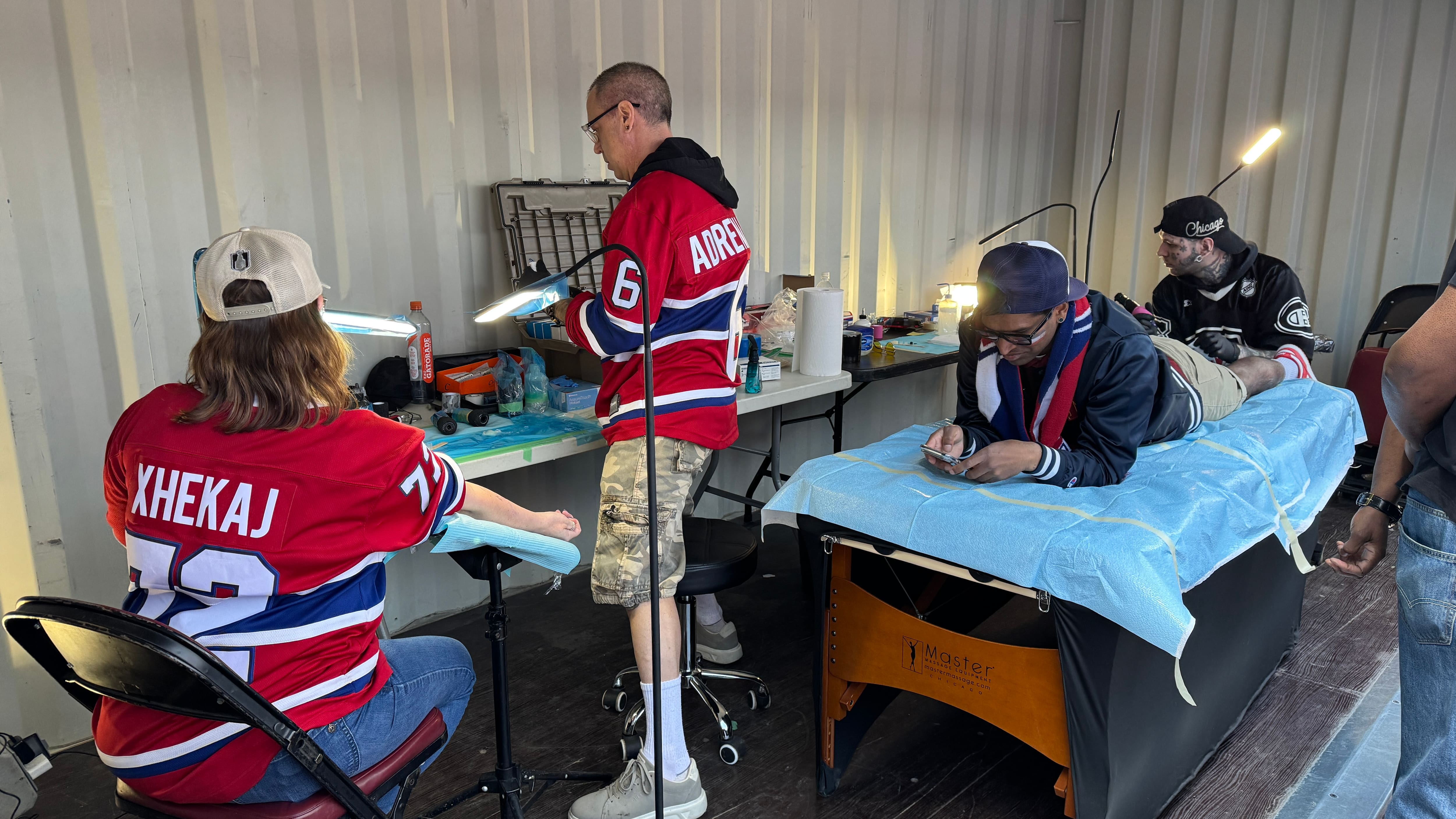 Des partisans du Canadien se font tatouer un design lié à l'équipe.